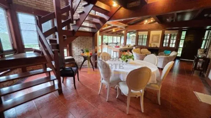 Casa, com área de 400m², em terreno de 1600m². 4 suites. 1 loft, 8 banheiros, escritório,