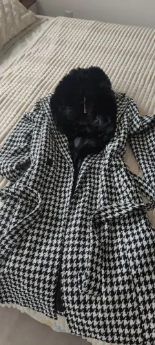 Casaco preto e branco com gola pelúciada(removível)
