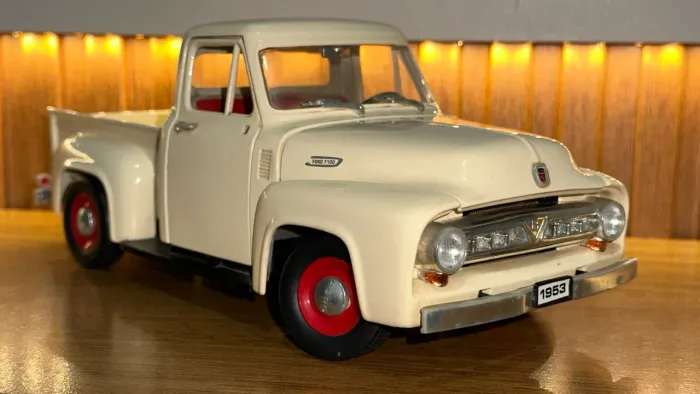 Miniatura 1/18 - Ford F100 1953 (Road Legends)