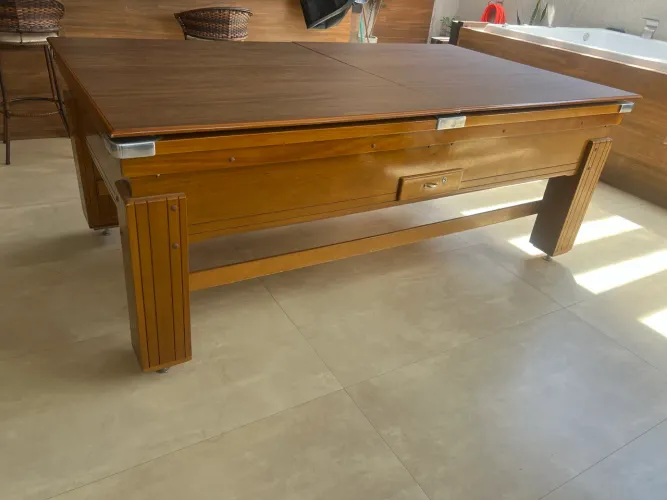 Mesa de sinuca de madeira com tampo