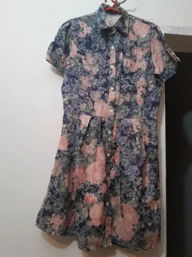 Lindo vestido azul com estampas florais M