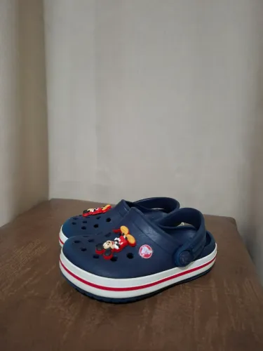 Sandália infantil Crocs com botton do Mickey tamanho 24