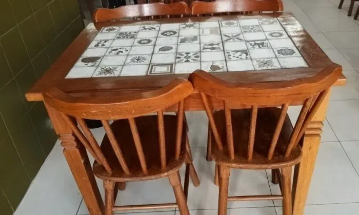 Mesas e banquetas para lanchonete, restaurante ou área gourmet.