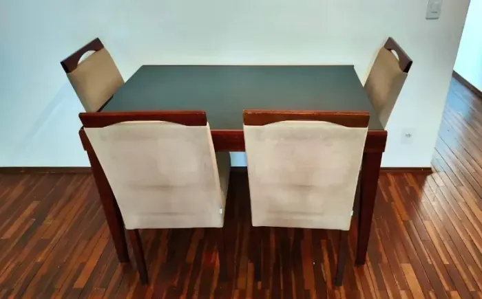 Mesa retrátil extensível de vidro preto + 4 cadeiras (J Marcon)