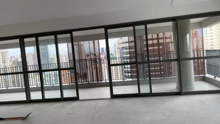 Portas em esquadrias de Alumínio vidros não temperados