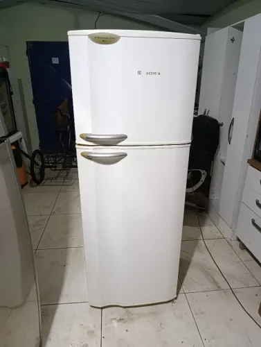 Vendo uma geladeira funcionando perfeitamente bairro nova Almeida serra *
