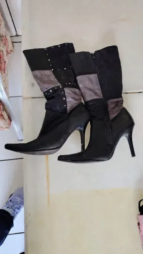 Bota de couro cano longo preta com detalhes cinza e pedras