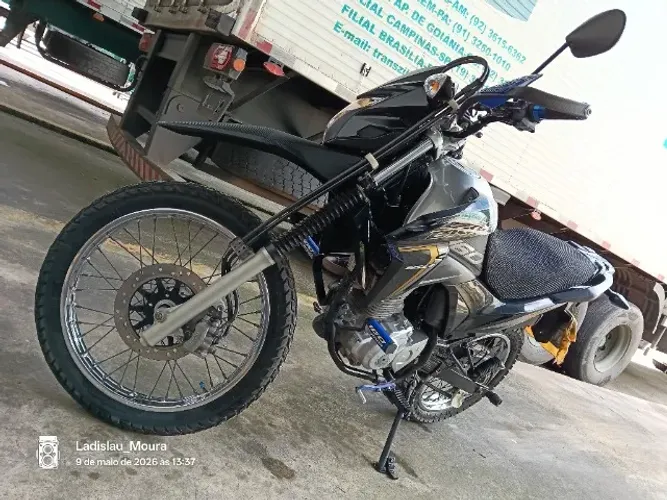 Moto com as revisões todas feitas na autorizada. Nota fiscal de fábrica, único dono.