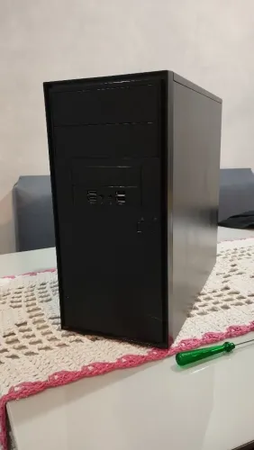 Gabinete Torre Preto Clean com Portas USB Frontais e Baias 5.25"