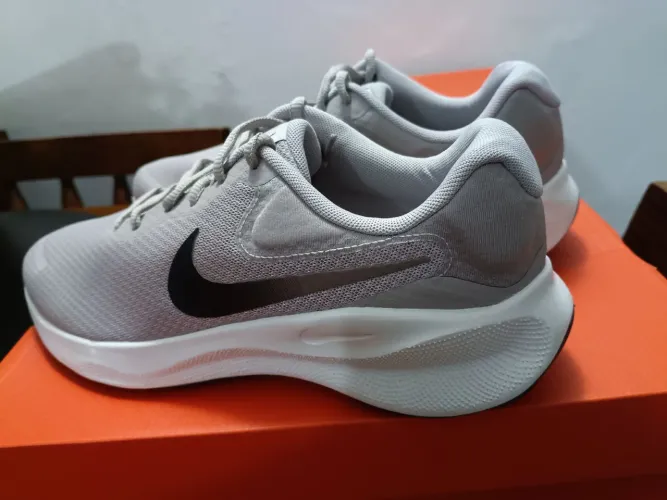 Tênis Nike  cinza original novo na caixa n° 39