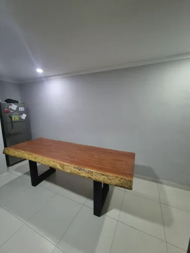Mesa de madeira com base industrial