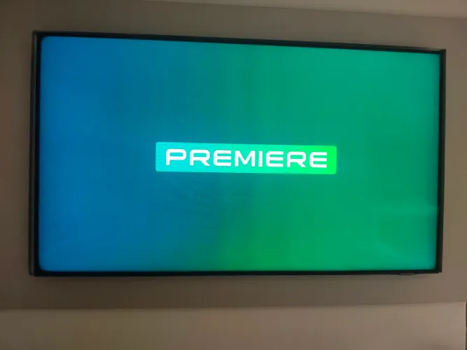 TV Qled Samsung 55QN70F com cantos escurecendo e cores desbotando na esquerda da tela.