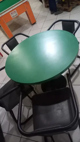 Mesa redonda de fórmica com 4 cadeiras estofadas reforçadas