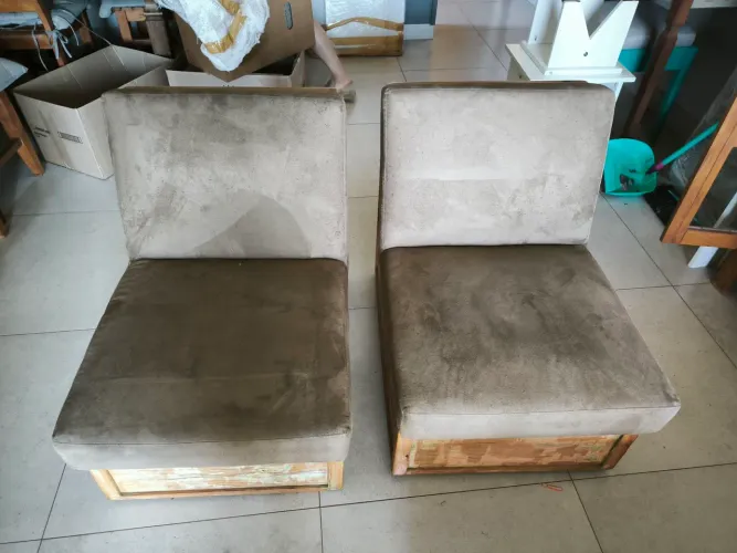 Poltronas de Suede marrom com base em madeira