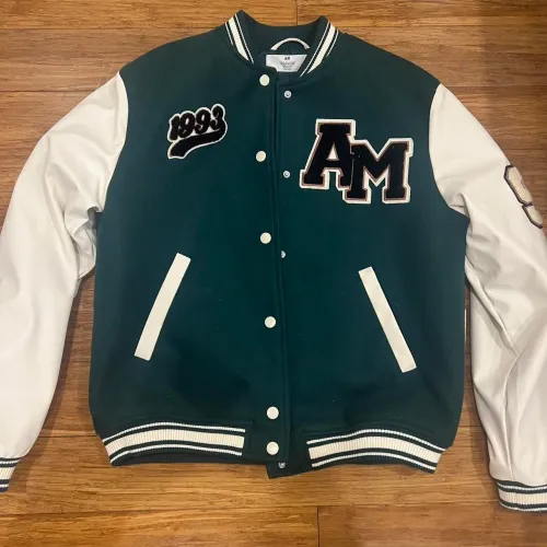 Jaqueta Varsity Verde e Creme Estilo College Retrô