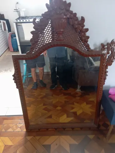Espelho com moldura de madeira maciça