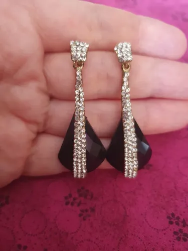 Brinco preto strass