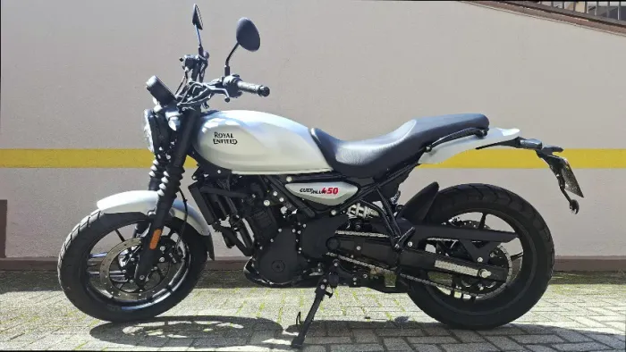 Royal Enfield Guerrilla 450 Smoke Silver 2026 - 3.000km - Garantia de Fábrica