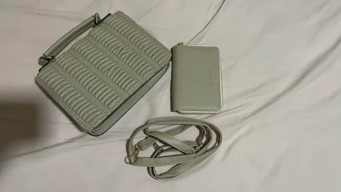 Bolsa rosa com detalhes e carteira