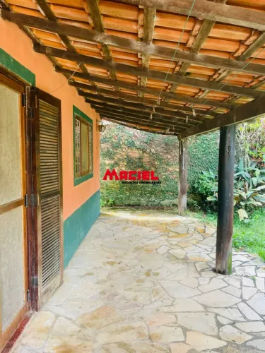 CASA EM SÃO FRANCISCO XAVIER, NO CENTRO COMERCIAL DA CIDADE PROXIMO DE TUDO, EM UMA RUA BE