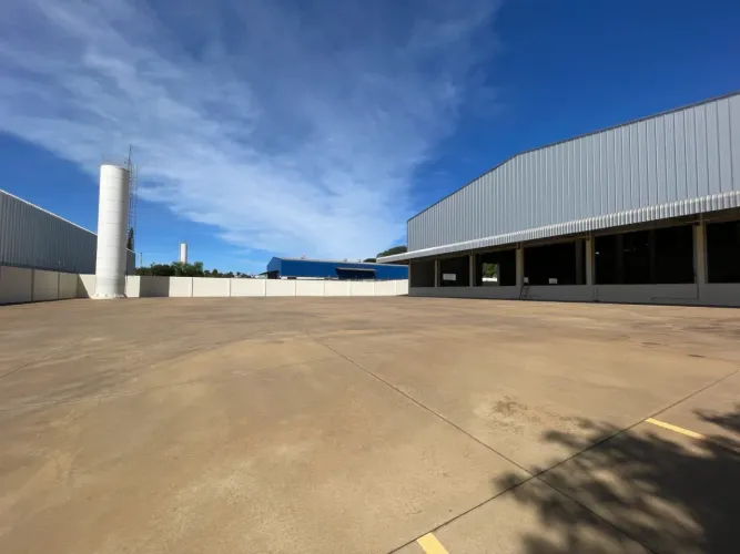 Locação: Barracão Comercial  Em Localização Estratégica | Parque Industrial | Melvim Jones