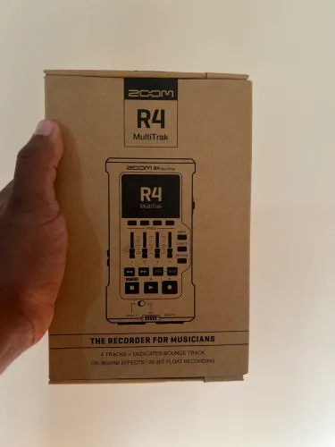 Zoom R4