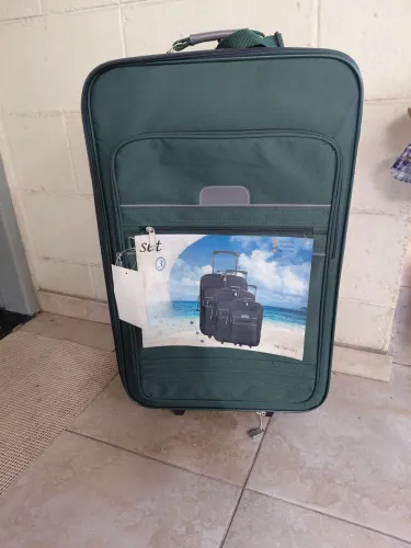 vendo  uma mala de viagem cor (verde escuro) em poliéster . Tamanho  62x40x21