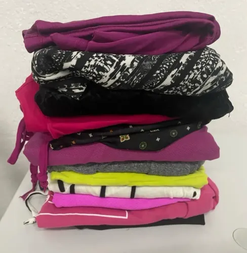 Volume de roupas semi novas para revenda por 15$ reais