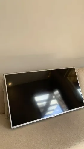 TV 39 polegadas LG -Televisão com pés de suporte