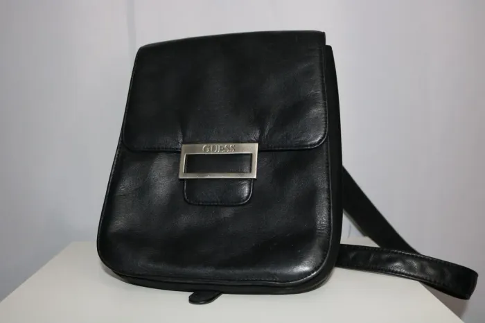 Bolsa Guess de couro .