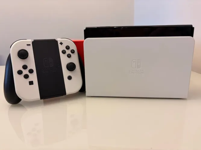 Nintendo Switch OLED 64GB - Impecável + Caixa e Acessórios