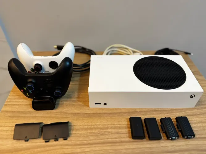 Xbox Séries S c/ 2 Controles e 4 Baterias
