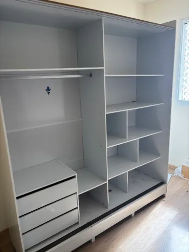 Guarda roupa com duas portas de correr