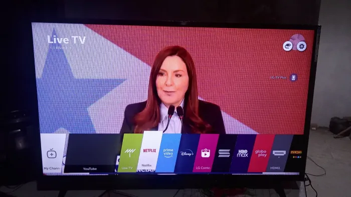 Vende-se uma TV LG 32 polegadas smart Bluetooth tudo funcionando com o pé e o controle