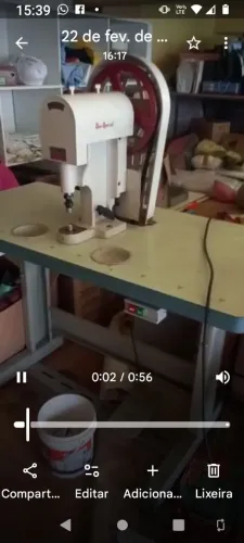 Máquina costura e de ilhoes