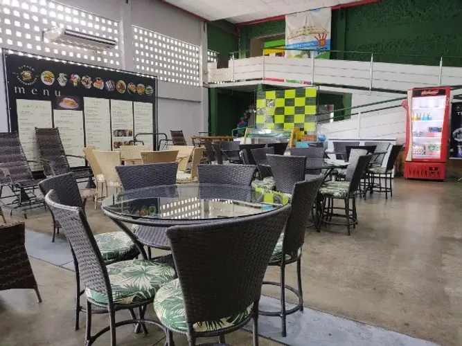 MESA REDONDA DE JANTAR EM TAMPO DE VIDRO COM 6 CADEIRAS