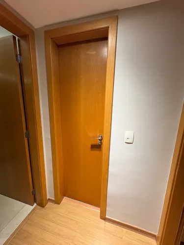 Porta completa, com marco, alizares e fechadura.