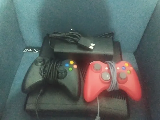 Vende-se Xbox 360 Slim