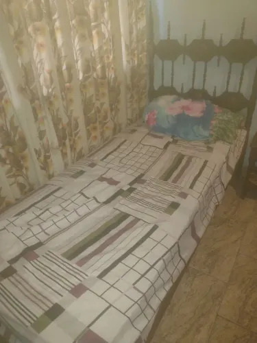 Cama de solteiro em jacarandá, entalhada. Vai com o colchão