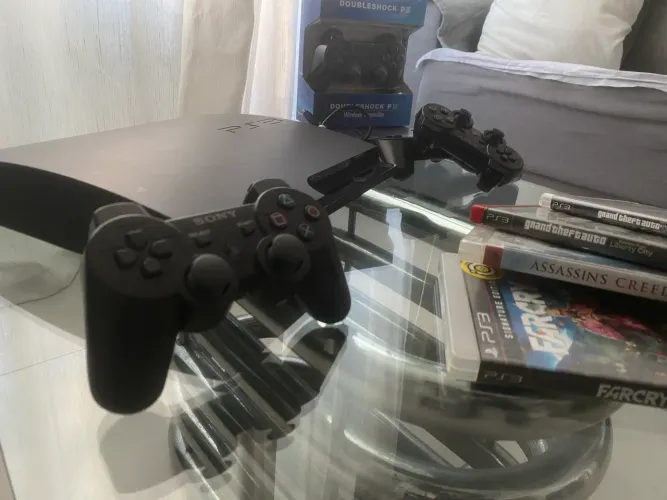PS3 - com 7 jogos e 4 controles
