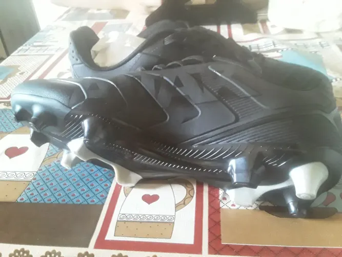 Chuteira nova de cravo. N 40 da Umbro