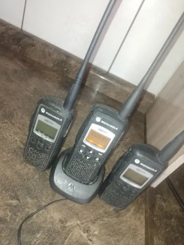 Vende-se 03 rádio HT Motorola 