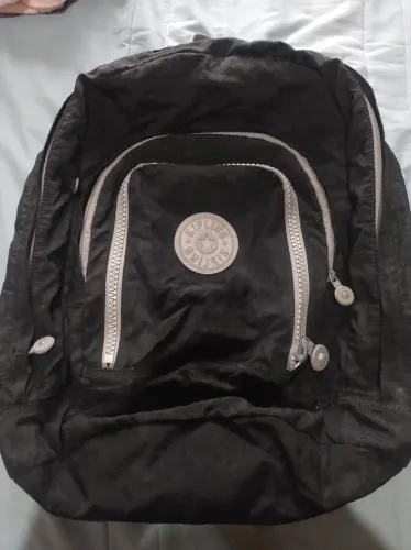 Mochila kliping preta com extensor com detalhes