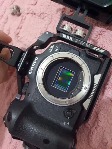 Título: Canon EOS R7 + Gaiola + Hastes + 2 Baterias