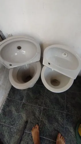 Dois Vasos sanitários completo e um ventilador de pé 