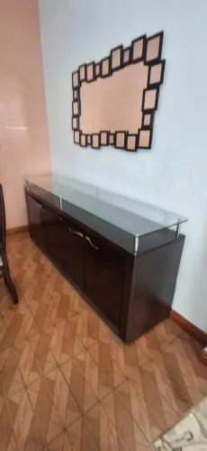 Aparador com tampo de vidro e espelho