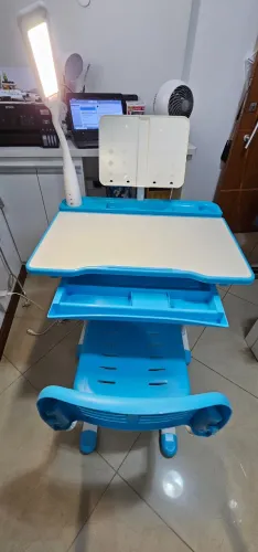 Mesa cadeira infantil escolar, com porta tablet e luminária 