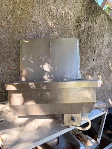 Lavatório para mãos em aço inox com acionamento no joelho