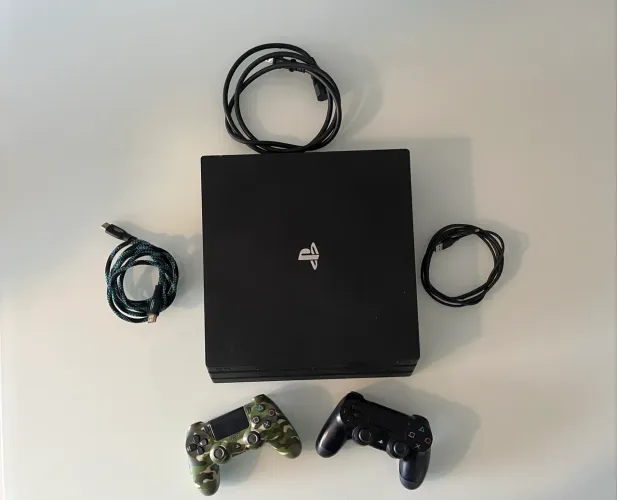 PS4 Pro, dois controles, todos os fios