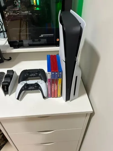 PS5 + 2 controles + Base carregadora + 4 Jogos